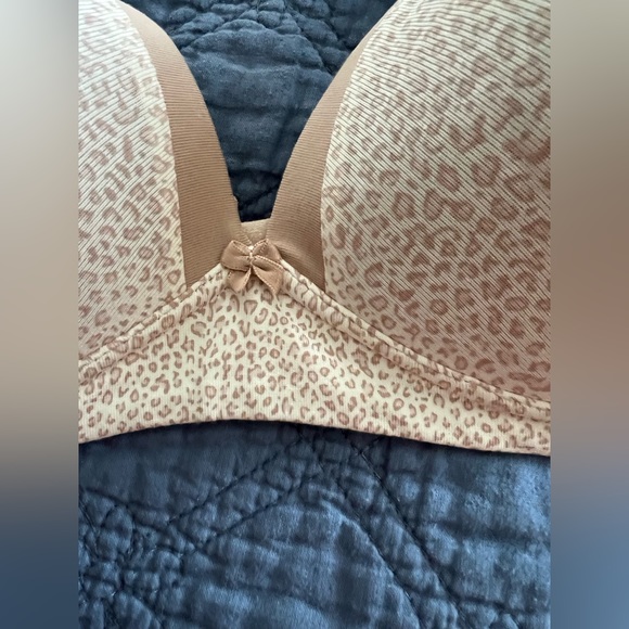 NWT Warners wireless bra. Size 40B. Nude beige animal print. - Picture 3 of 5